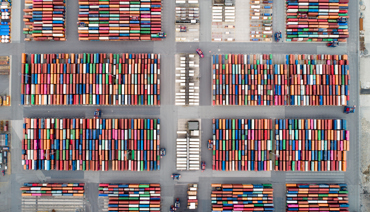 Drönarbild på containrar i en lastterminal.