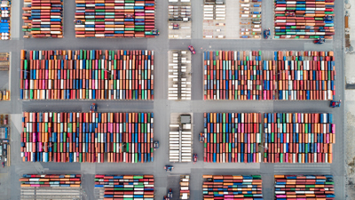 Drönarbild på containrar i en lastterminal.