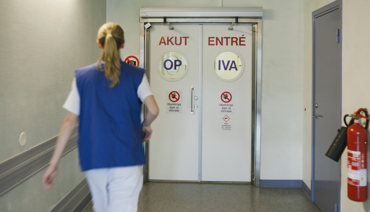 Bild på medicintekniker på väg till akuten