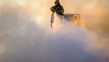 Brandman bekämpar brand