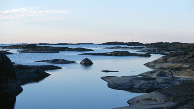 Vybild över vattnet med klippor och horisont