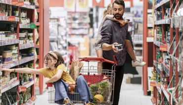 Människor i en matbutik
