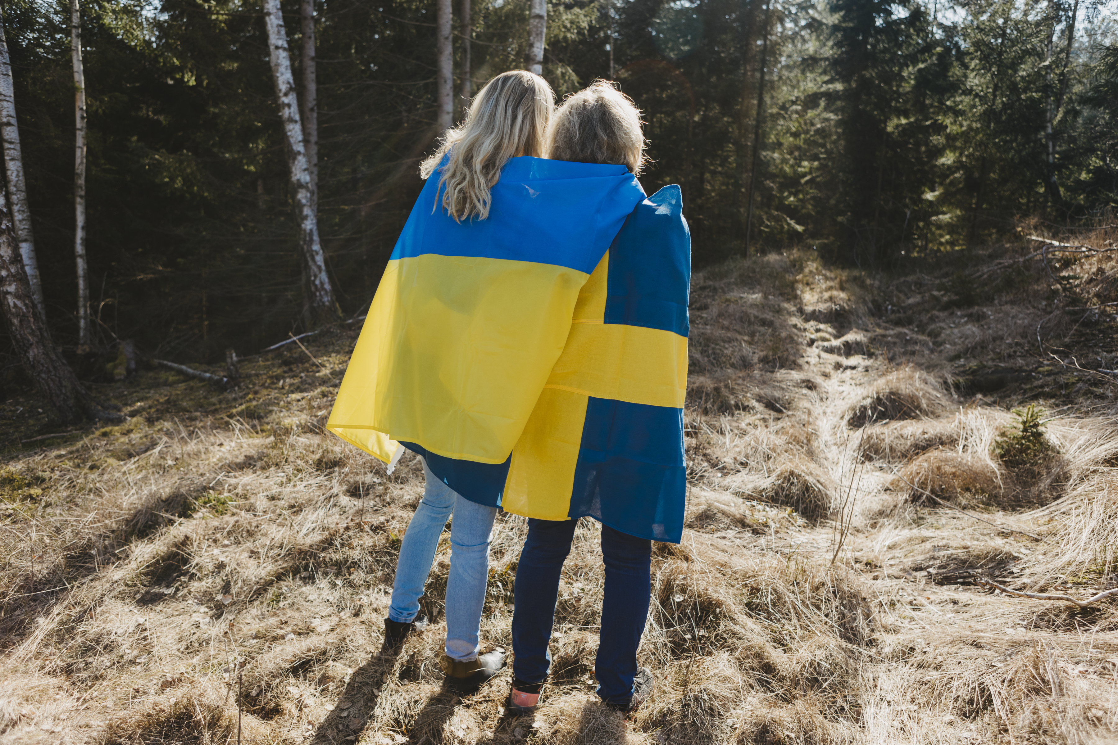 En ukrainare och svensk som kramas