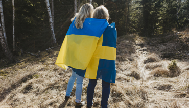 En ukrainare och svensk som kramas