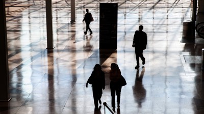 Silhuett över personer i en konferensbyggnad