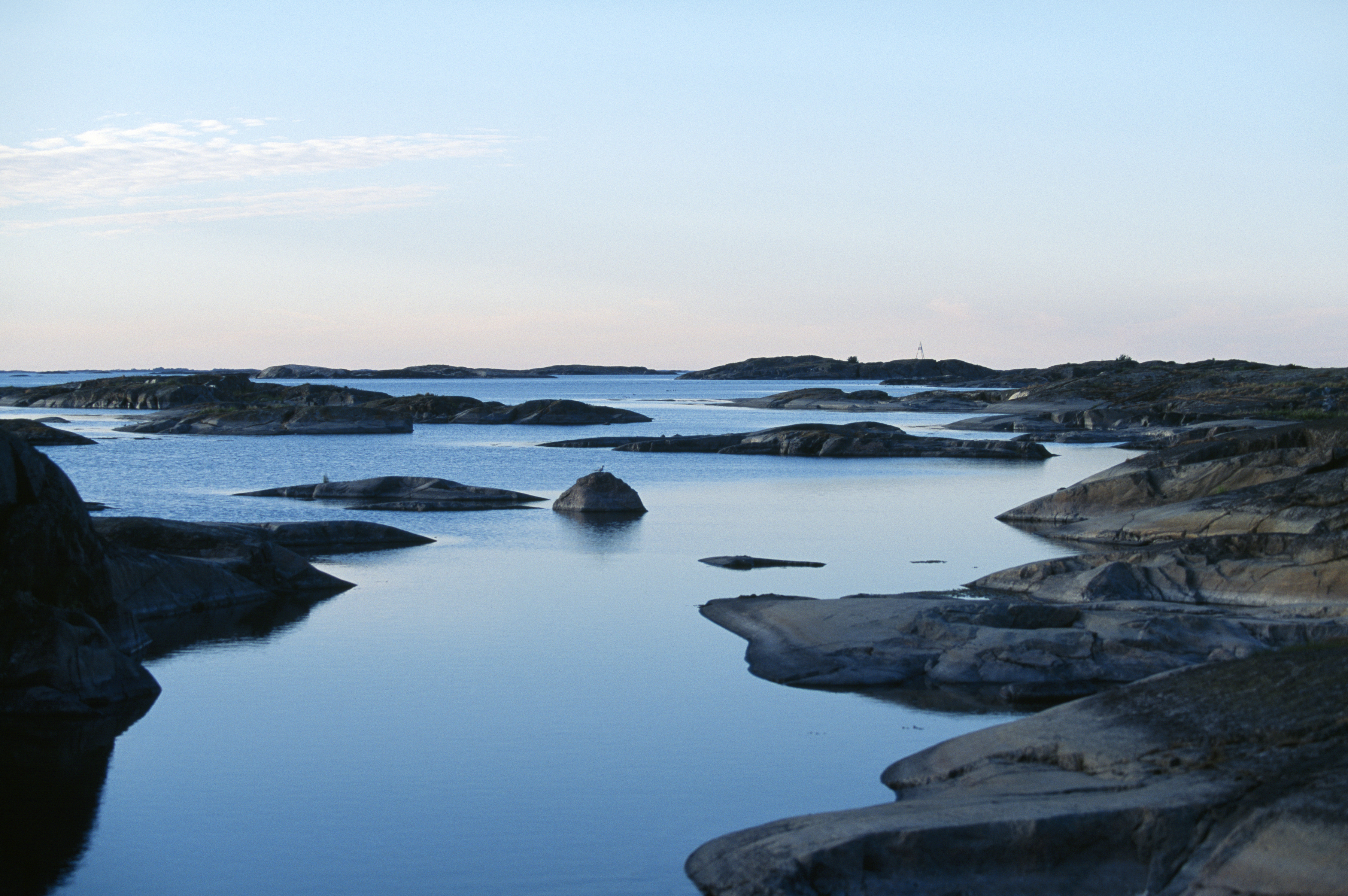 Vybild över vattnet med klippor och horisont.