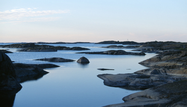 Vybild över vattnet med klippor och horisont.