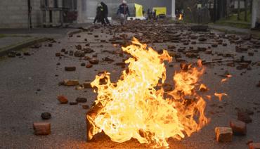 Liten eld efter en sprängning.