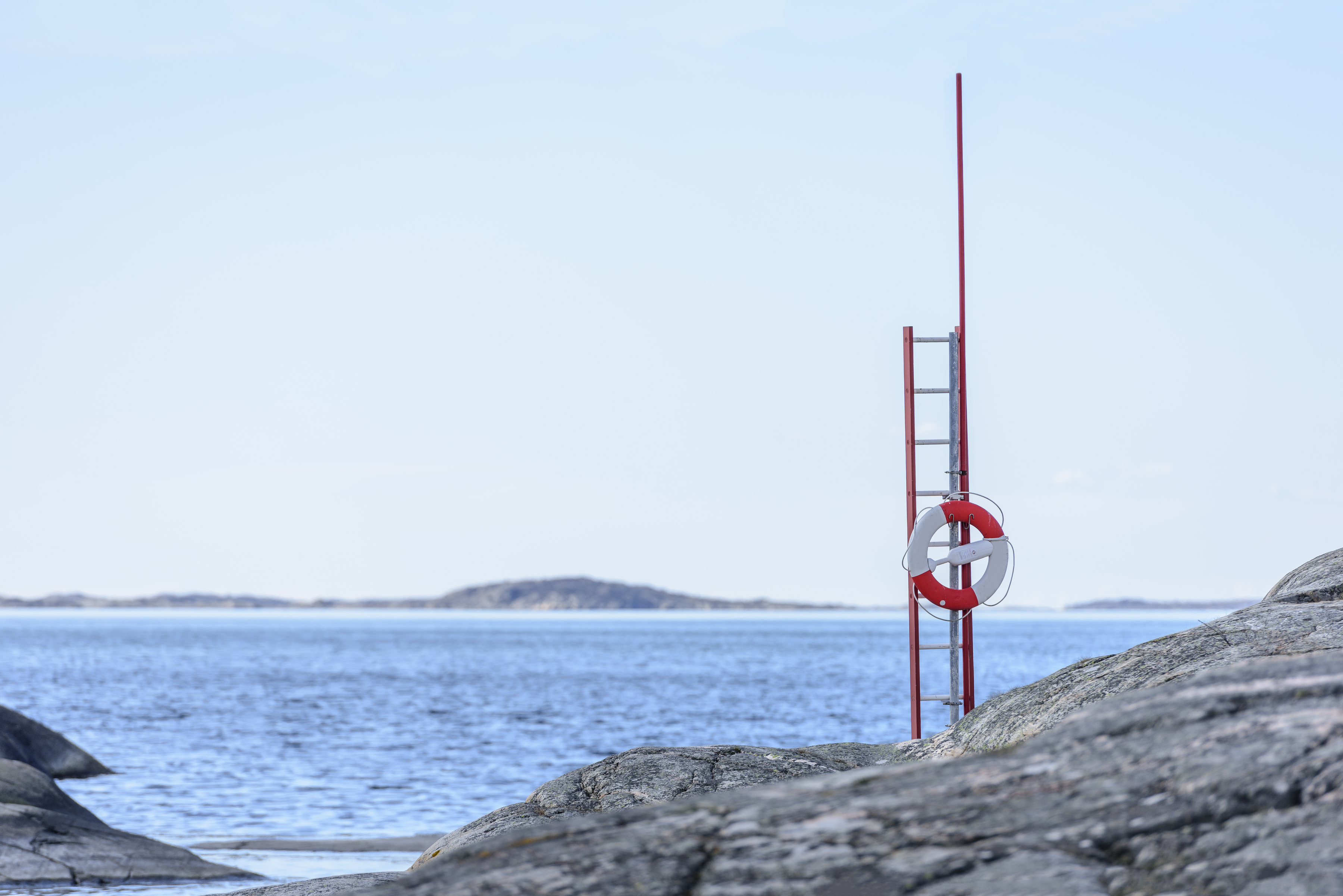 Livboj på klippa vid havet