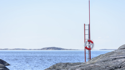 Livboj på klippa vid havet