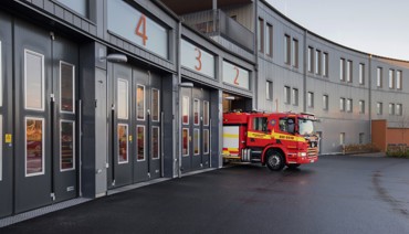 Brandbil på väg ut ur station - utryckning