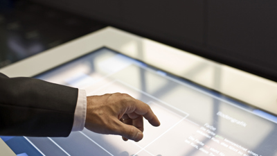En hand som pekar mot datorskärm