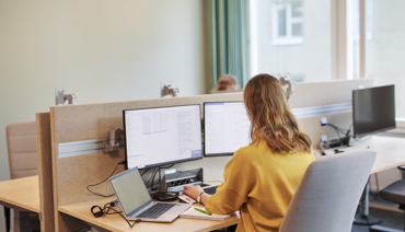 Kvinna på kontor