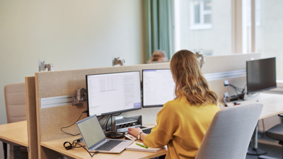 Kvinna på kontor