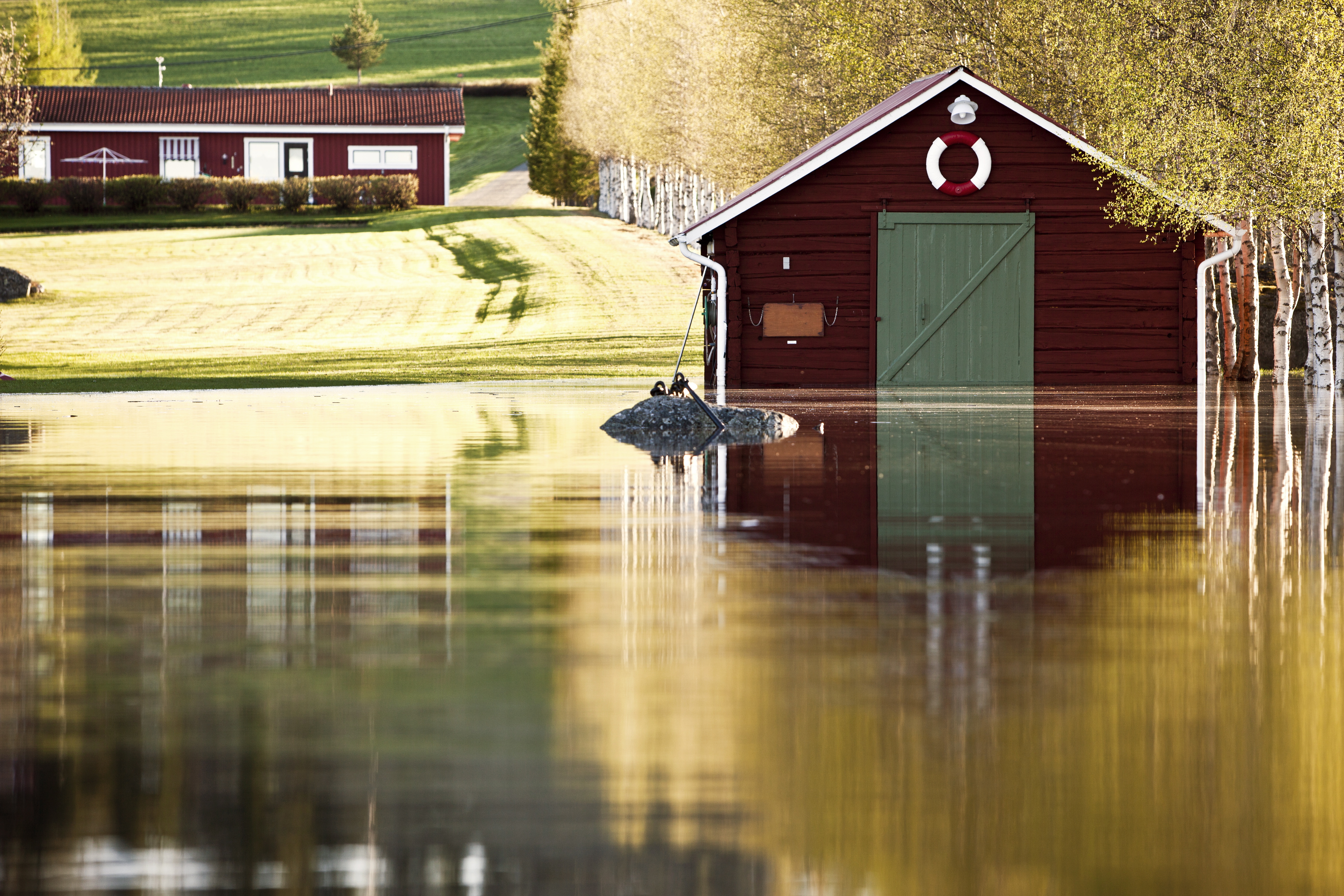 Översvämning vid ett rött hus