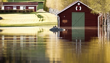 Översvämning vid ett rött hus