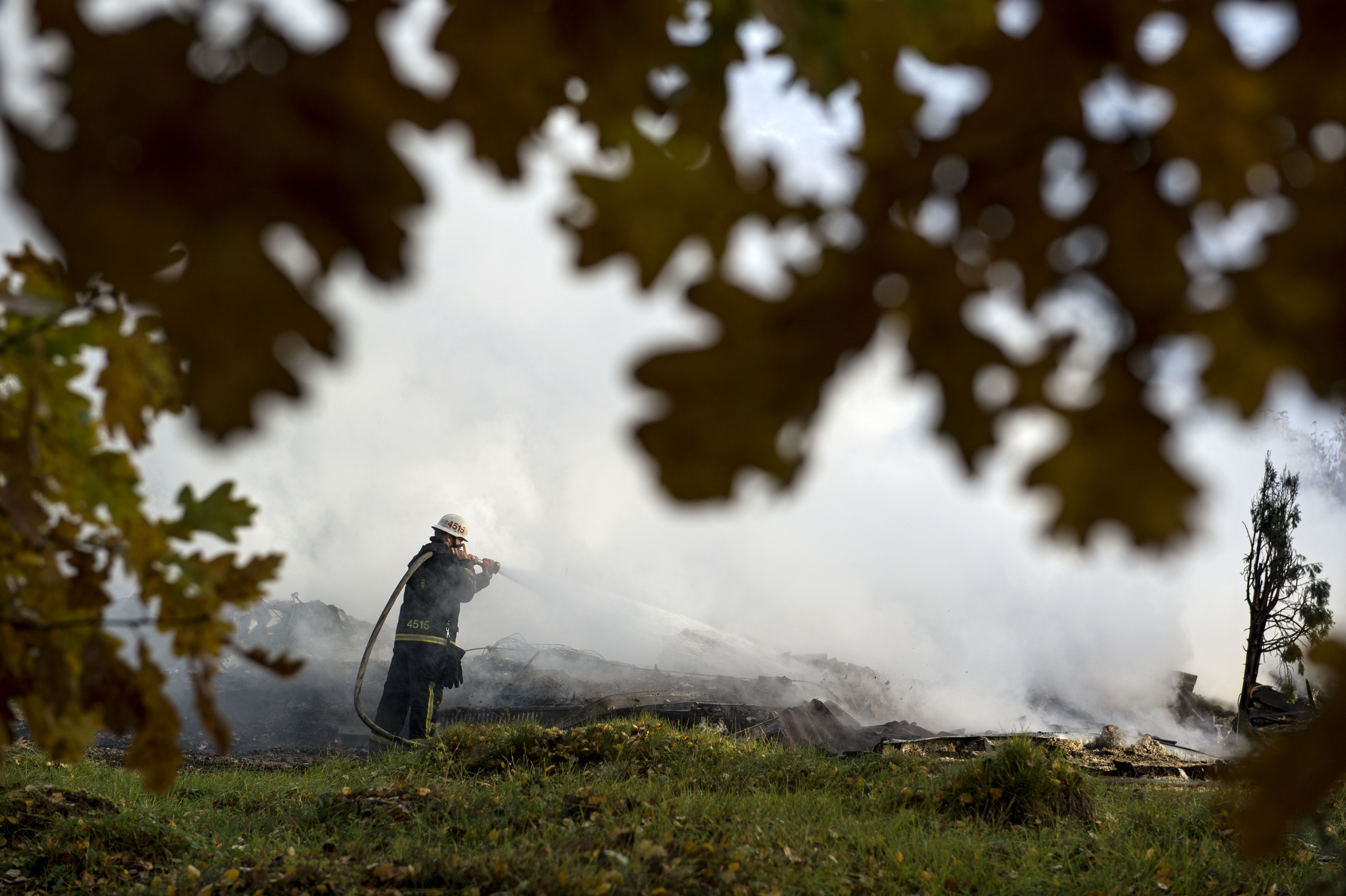 Brandman som släcker en vegetationsbrand