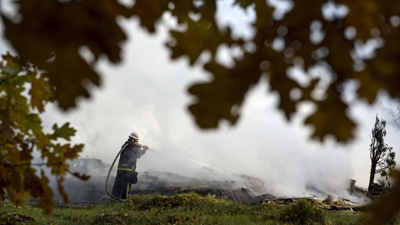 Brandman som släcker en vegetationsbrand