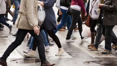 Människor går över ett övergångsställe