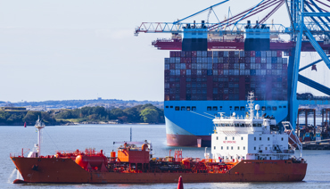 Tankfartyg framför containerfartyg