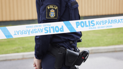 En polis vid avspärrning