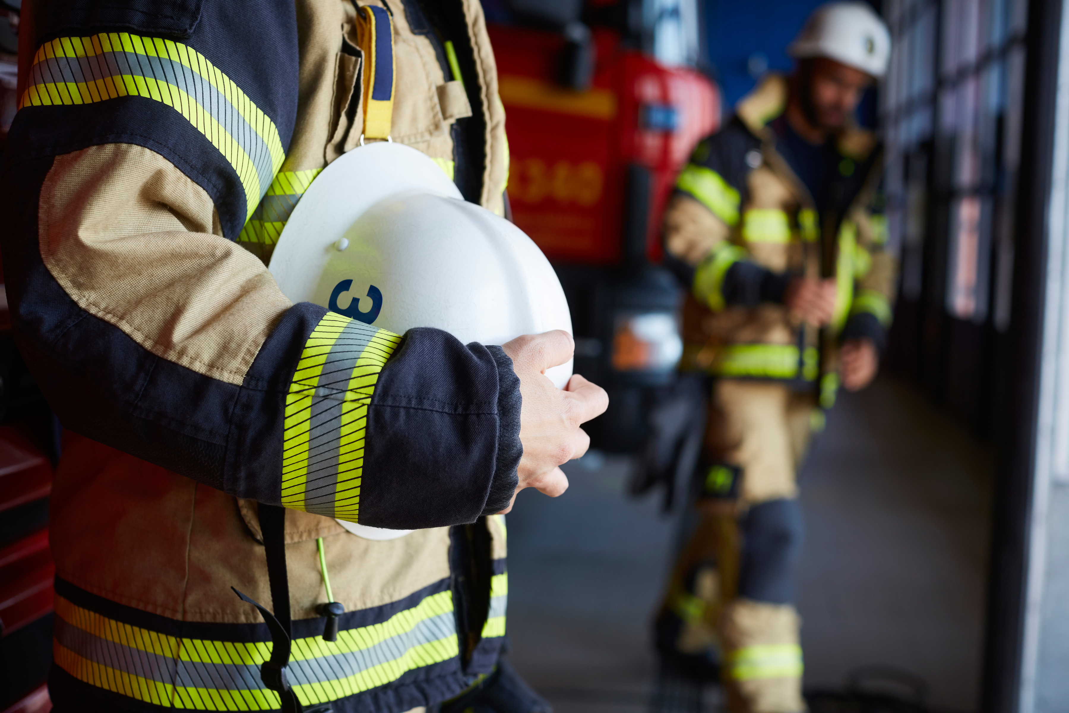 Räddningstjänstpersonal framför utryckningsfordon.