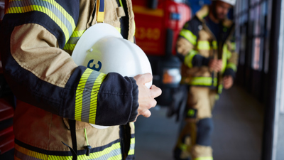 Räddningstjänstpersonal framför utryckningsfordon.